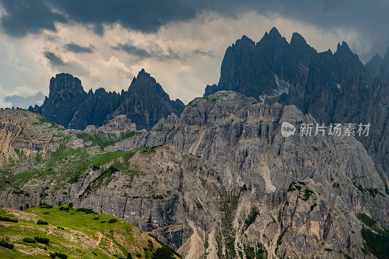 从马鞍上俯瞰米苏里纳Cadini di Misurina, Lavaredo国家公园，白云石，欧洲阿尔卑斯山，意大利